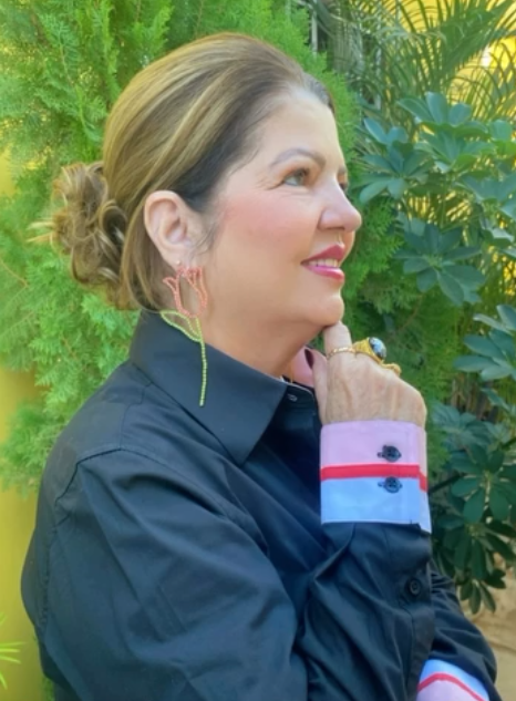 Rita em ambiente acolhedor